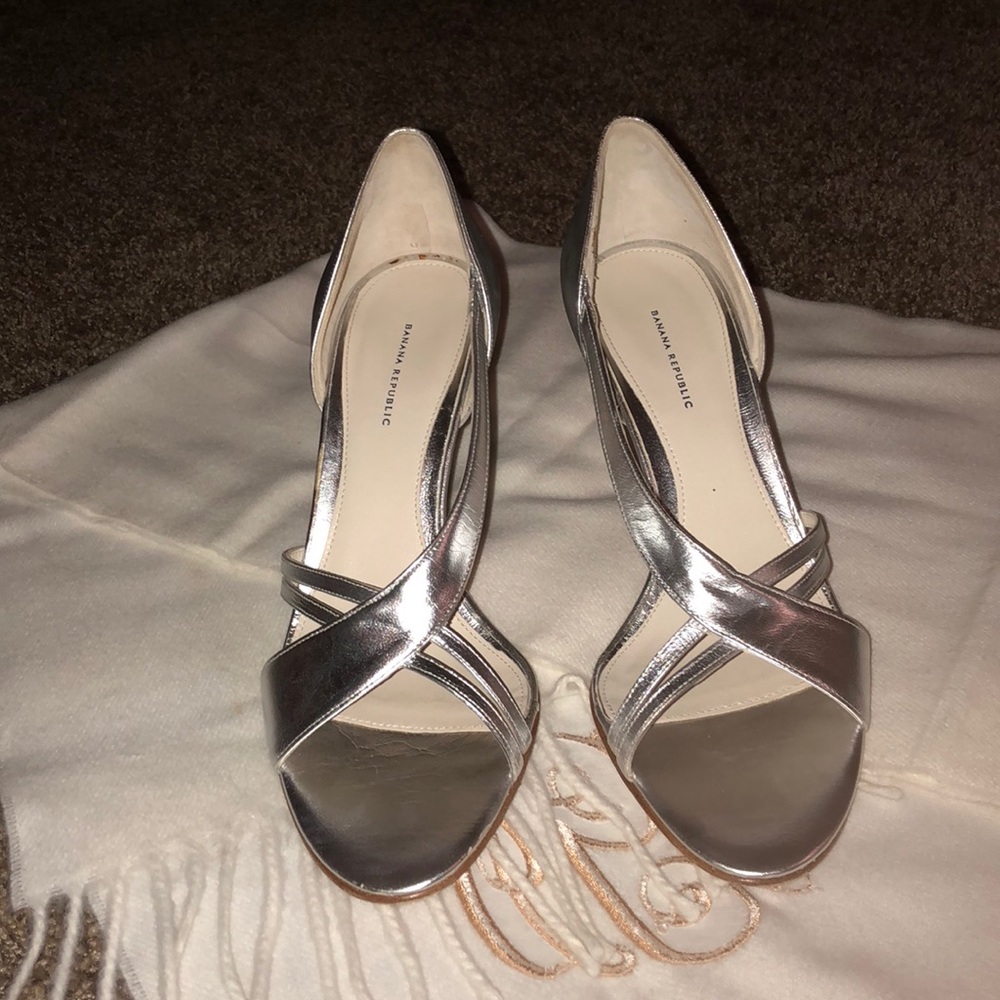 Banana Republic silver leather heel